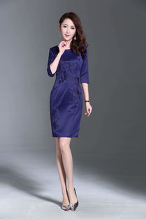 中年女性的穿搭智慧 气质与高贵的完美融合